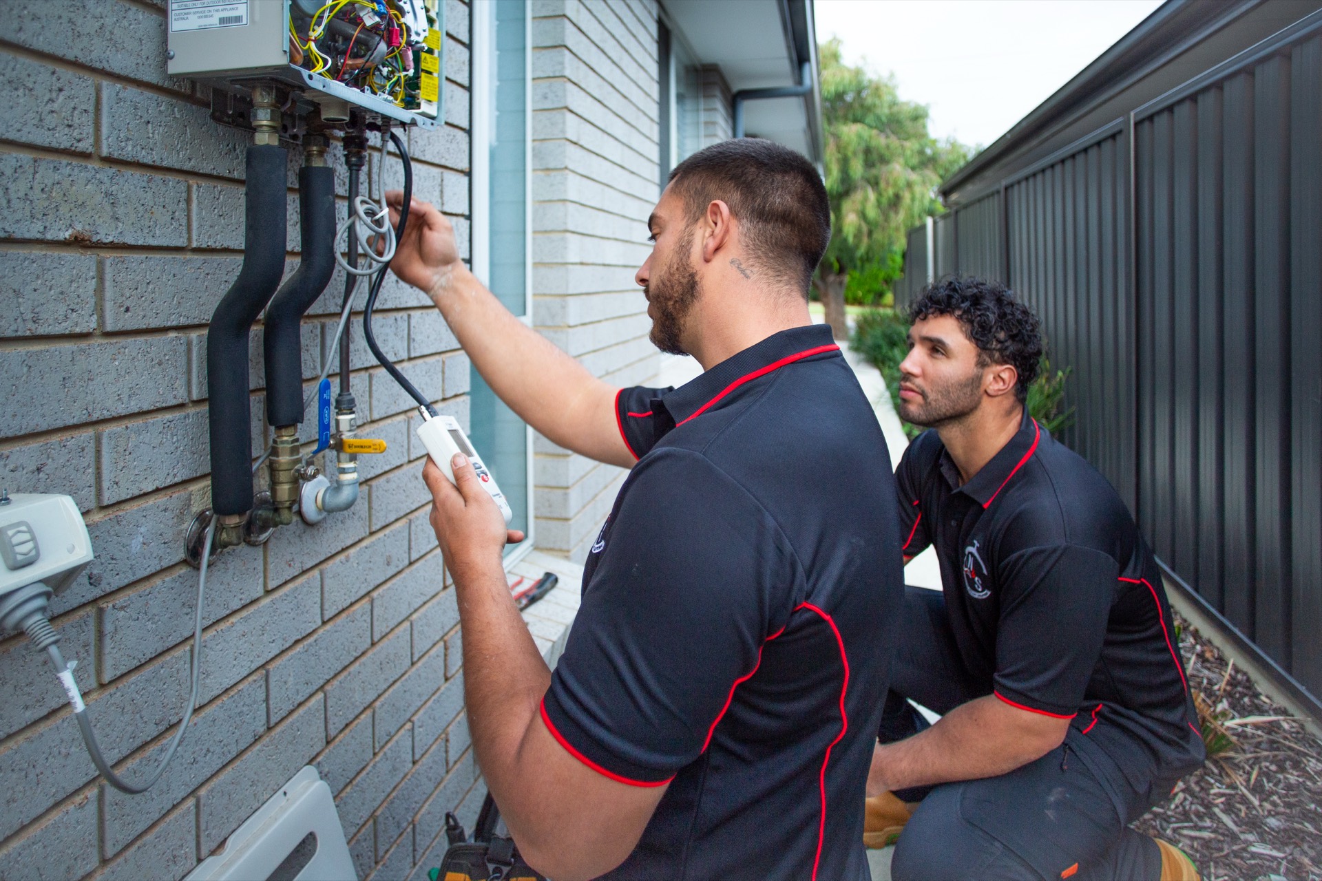 Gas fitters testing an installation